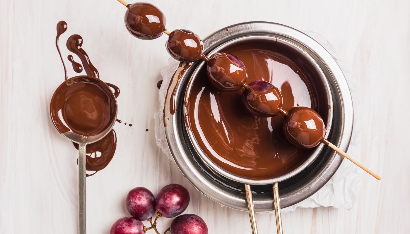 Aprenda como fazer Espetinho de Uvas com Chocolate para servir nas festas juninas