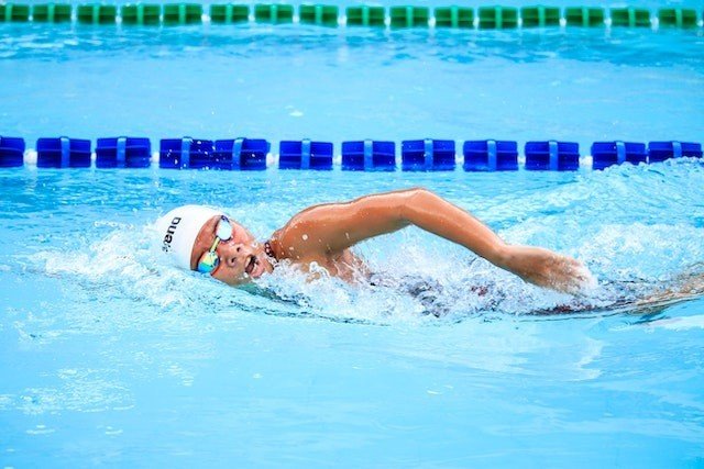 A natação é um esporte que ajuda a tonificar o corpo e melhorar a resistência