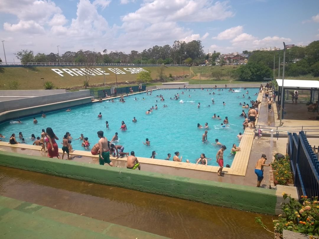 Piscinas são opções de lazer do Parque do Sabiá no domingo (14)