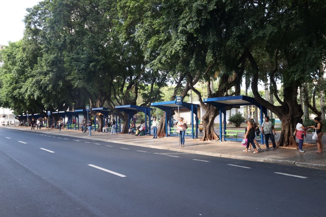 Instalação de abrigos metálicos em pontos de ônibus da Tubal Vilela é concluída