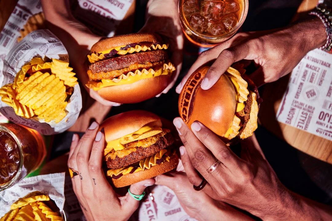 Outback lança novo burger exclusivo com RUFFLES® sabor costela barbecue
