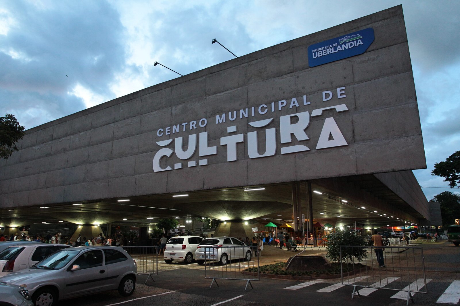 Carnaval 2025 com Baile de Máscaras e desfile de blocos e das escolas de samba no fim de semana em Uberlândia