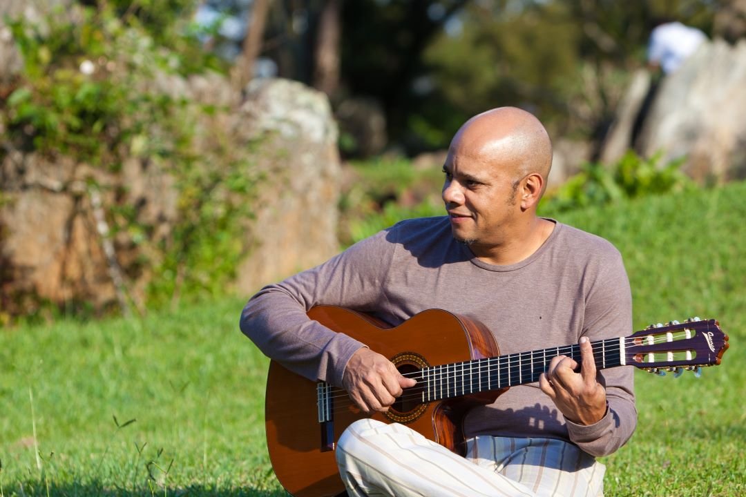 Lançamento “Vander Lee, voz e violão” resgata registros inéditos e celebra a essência do cantor e compositor