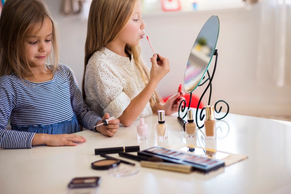 Uso precoce de cosméticos por crianças preocupa especialistas