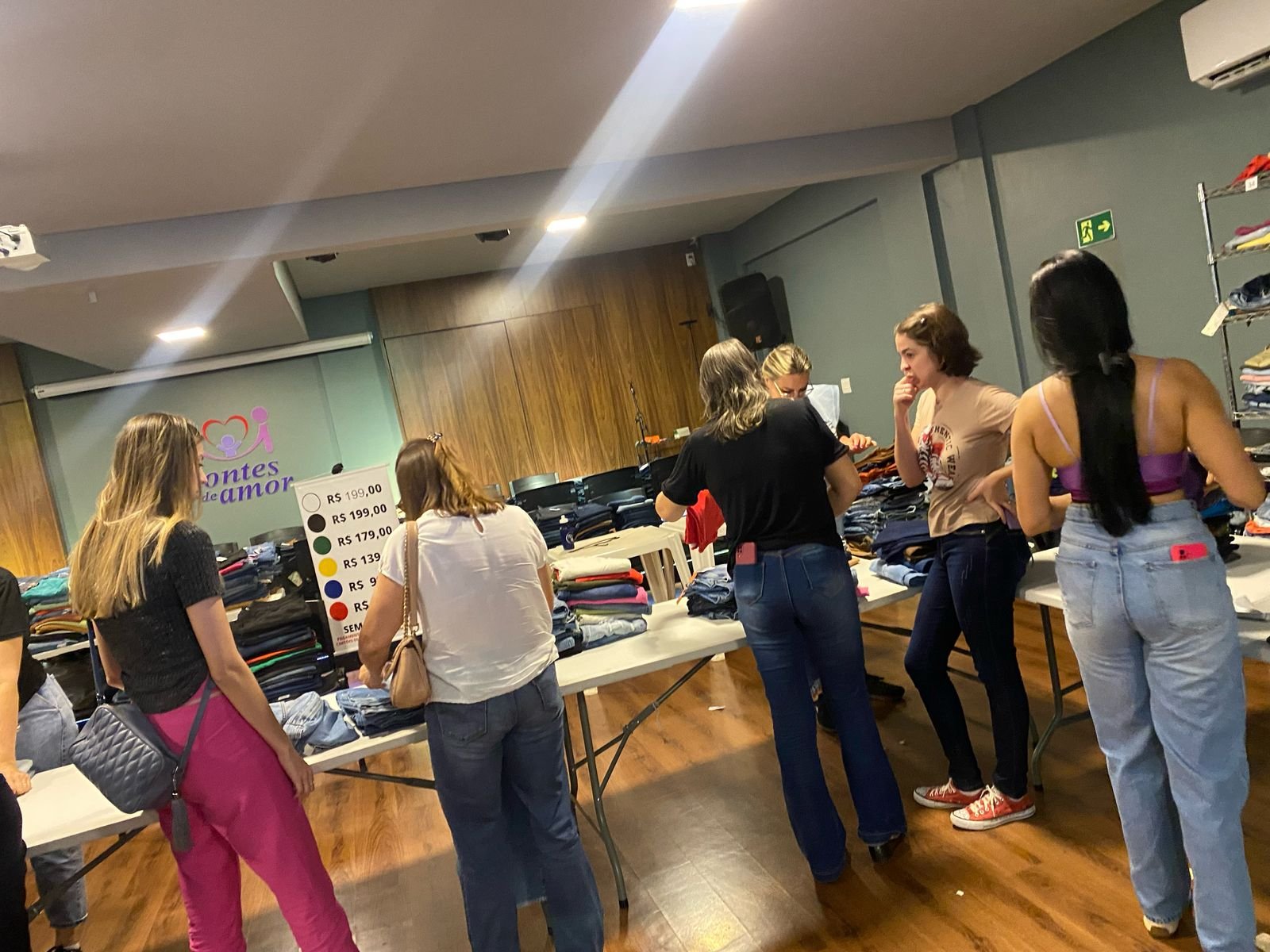 Pontes de Amor realiza último Outlet Jeans do ano com mais de 1.500 peças